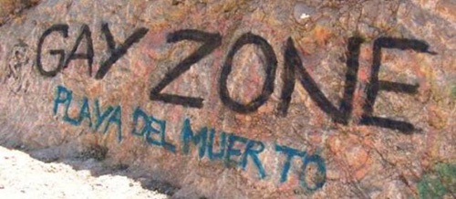 Graffiti sur le chemin de la plage gay de Sitges (Espagne). © 2006 Emmanuel Jaurand.