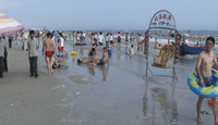 Détail du bord de mer à la plage de Beihai. Cliché de l’auteur, 2006.