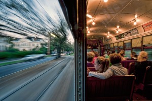 Photo 1 : Le tramway de La Nouvelle-Orléans (Louisiane/États-Unis) Traversée de quartier sur l’avenue St Charles. (Capt. By Don Chamblee 2011 – Nat. Geo. Cont., Boston Globe Picture, capt. 19 mars 2012).