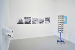 Illustrations 4 et 5 : © Caroline Cieslik, « Ouessant - géo/photo graphie d’une île : vues d’expositions », galerie Les Loges, EESAB-Rennes.