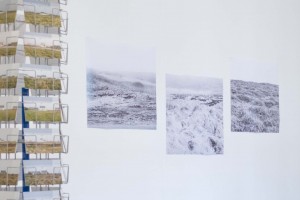 Illustrations 4 et 5 : © Caroline Cieslik, « Ouessant - géo/photo graphie d’une île : vues d’expositions », galerie Les Loges, EESAB-Rennes.